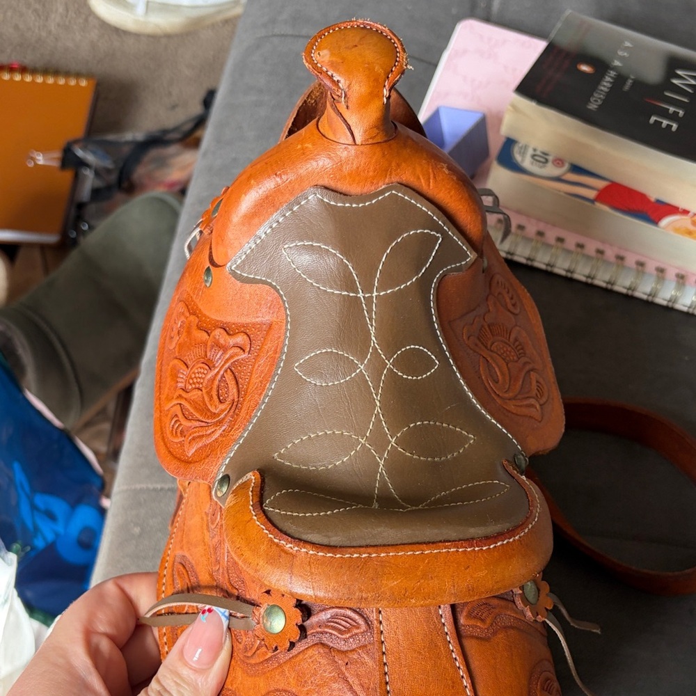 WESTERN SADDLE PURSE WITH TOOLED LEATHER - Picture 2 of 8